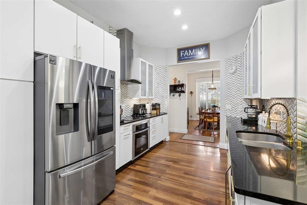En Venta: $650,000 (4 camas, 3 baños, 2402 Pies cuadrados)