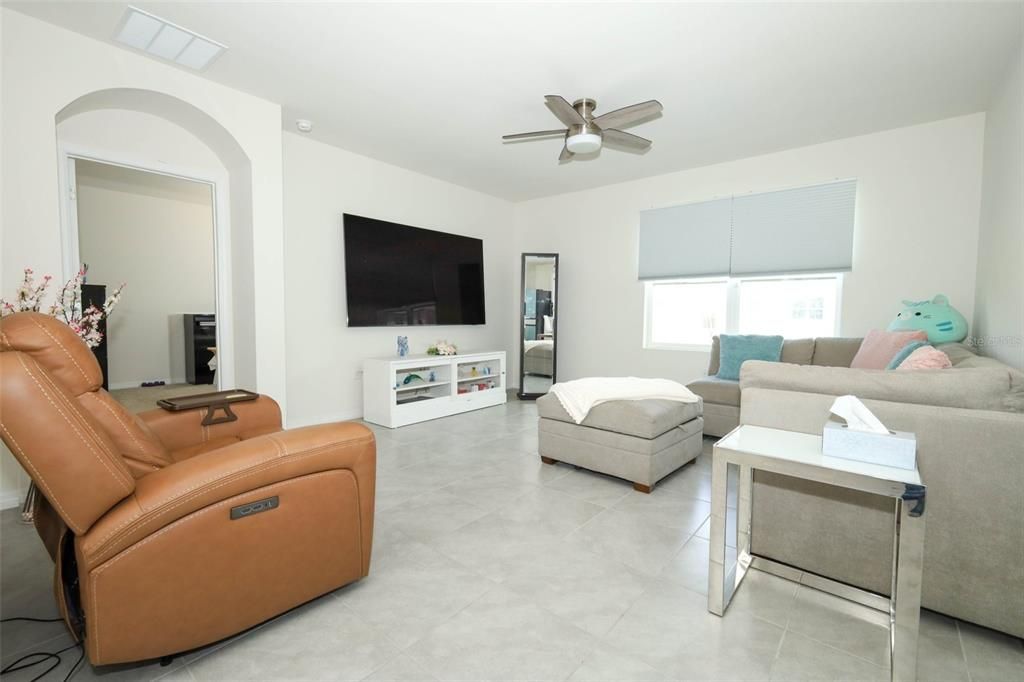 For Rent: $2,800 (4 beds, 2 baths, 1811 Square Feet)
