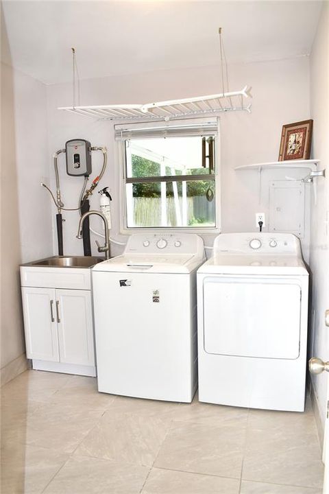 For Sale: $420,000 (4 beds, 2 baths, 1822 Square Feet)