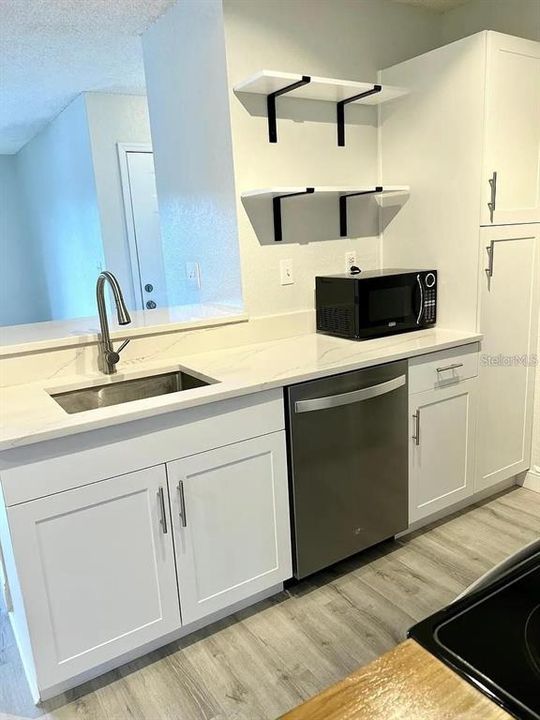For Sale: $119,000 (1 beds, 1 baths, 729 Square Feet)