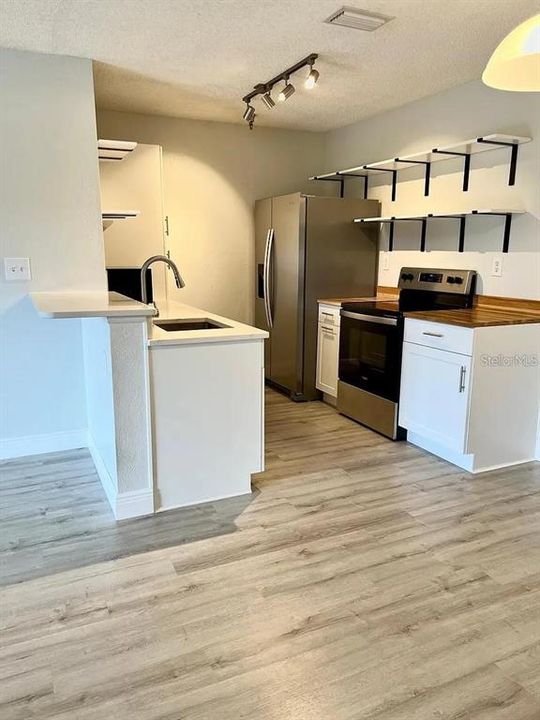 For Sale: $119,000 (1 beds, 1 baths, 729 Square Feet)