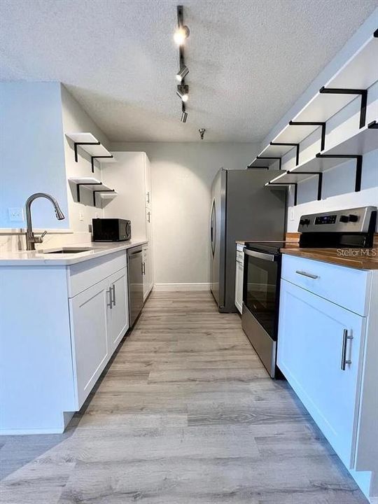 For Sale: $119,000 (1 beds, 1 baths, 729 Square Feet)