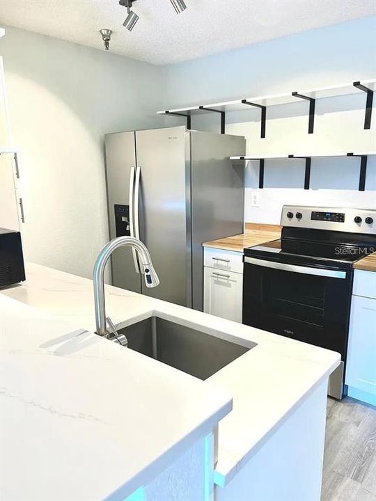 For Sale: $119,000 (1 beds, 1 baths, 729 Square Feet)