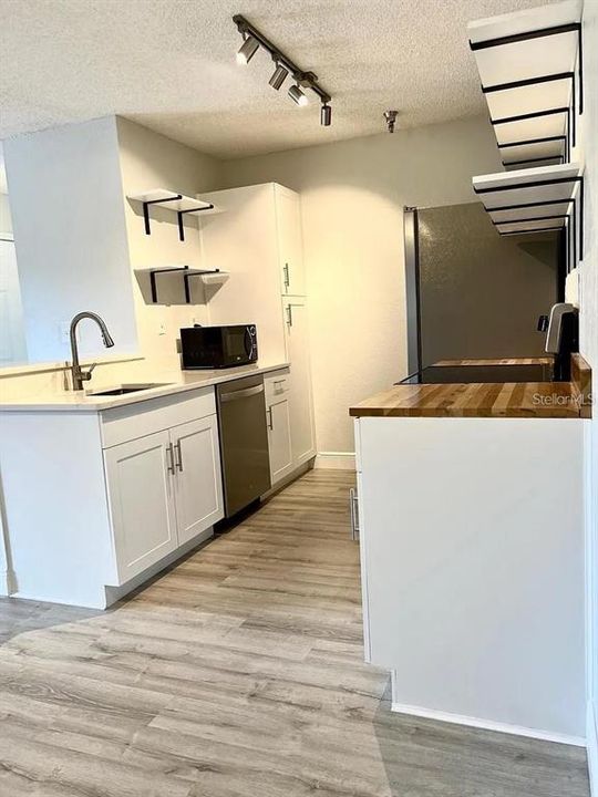 For Sale: $119,000 (1 beds, 1 baths, 729 Square Feet)