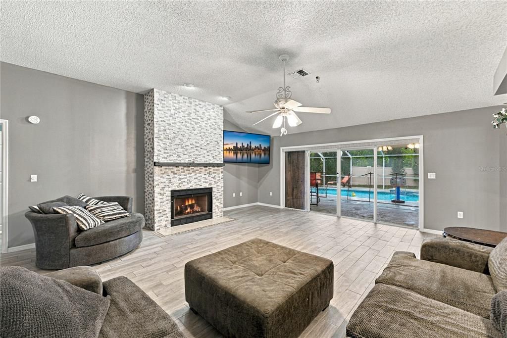 For Sale: $429,900 (3 beds, 2 baths, 1975 Square Feet)
