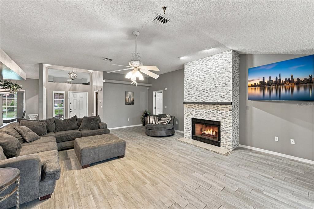 For Sale: $429,900 (3 beds, 2 baths, 1975 Square Feet)
