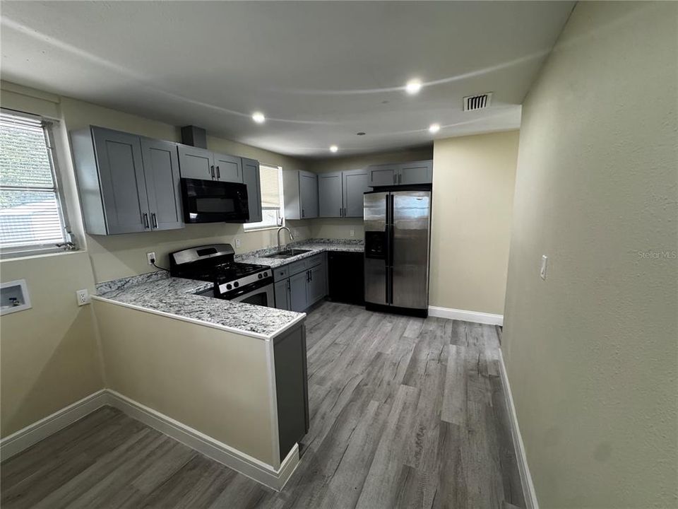 For Rent: $1,450 (4 beds, 2 baths, 1164 Square Feet)