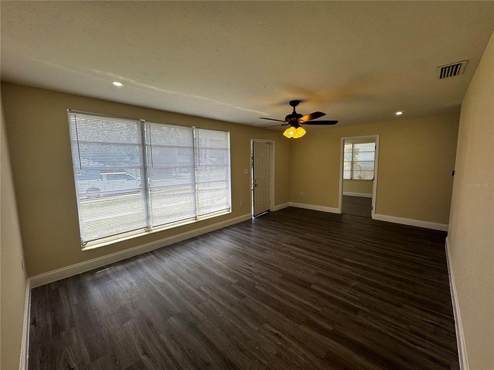 For Rent: $1,450 (4 beds, 2 baths, 1164 Square Feet)
