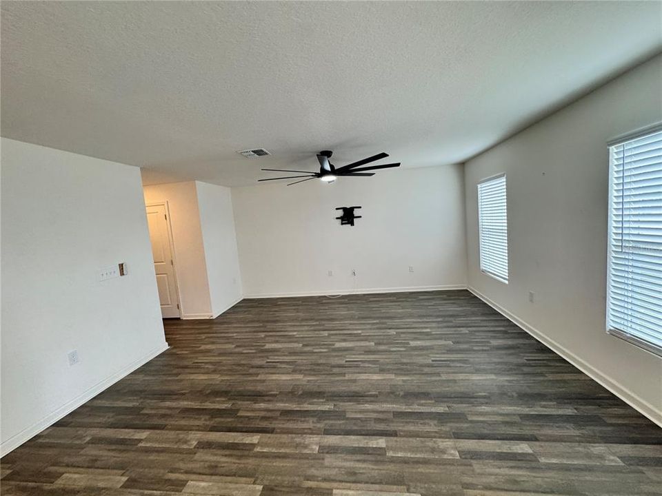 For Rent: $2,400 (4 beds, 2 baths, 1966 Square Feet)