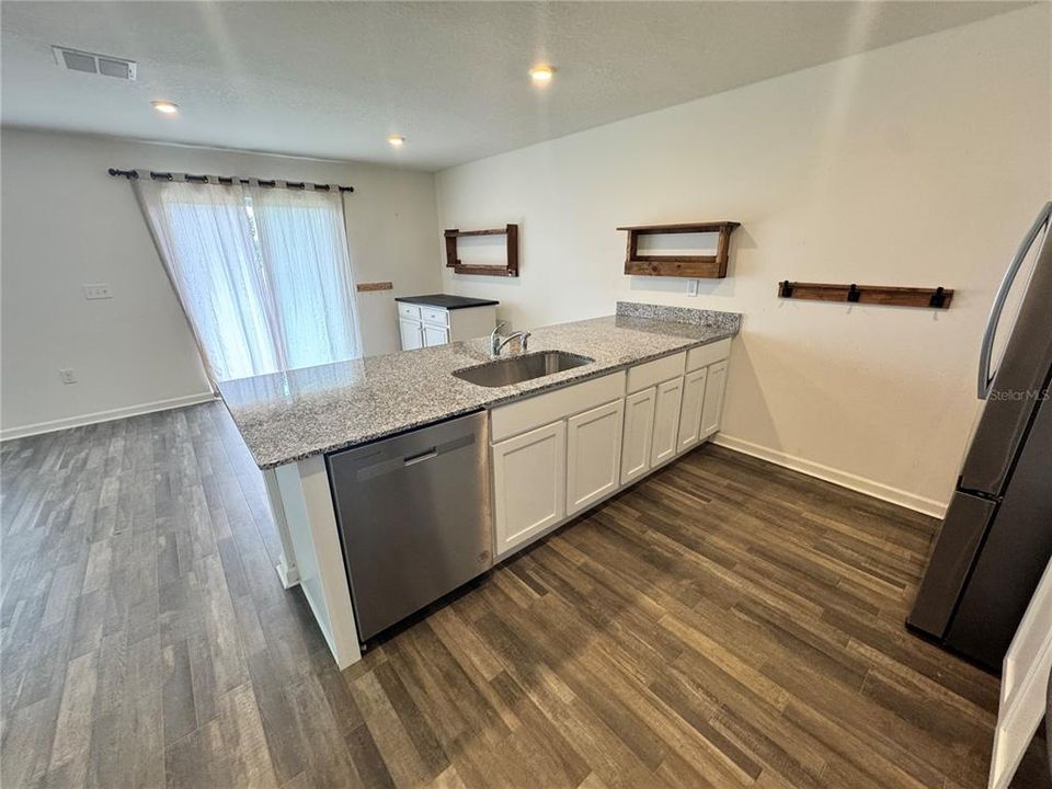 For Rent: $2,400 (4 beds, 2 baths, 1966 Square Feet)