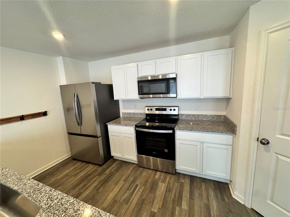 For Rent: $2,400 (4 beds, 2 baths, 1966 Square Feet)