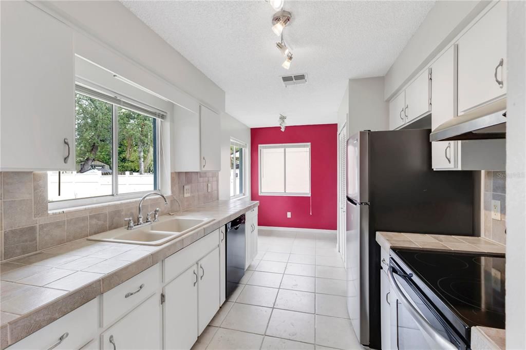 For Sale: $249,900 (2 beds, 2 baths, 1116 Square Feet)
