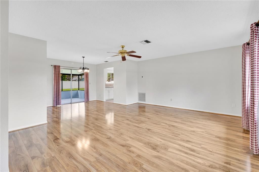 For Sale: $249,900 (2 beds, 2 baths, 1116 Square Feet)