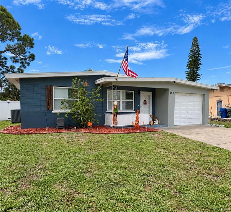 For Sale: $375,000 (2 beds, 1 baths, 1305 Square Feet)