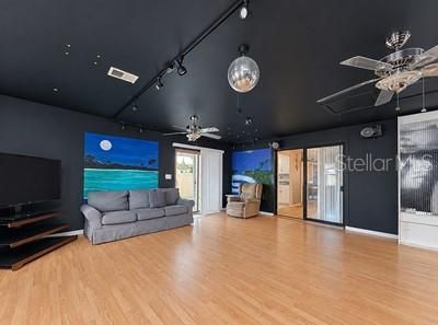 For Sale: $375,000 (2 beds, 1 baths, 1305 Square Feet)
