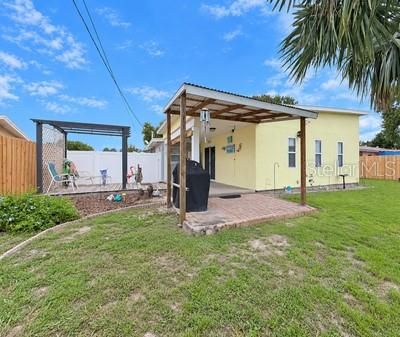 For Sale: $375,000 (2 beds, 1 baths, 1305 Square Feet)