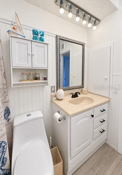 For Sale: $375,000 (2 beds, 1 baths, 1305 Square Feet)