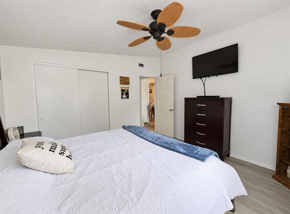 For Sale: $375,000 (2 beds, 1 baths, 1305 Square Feet)