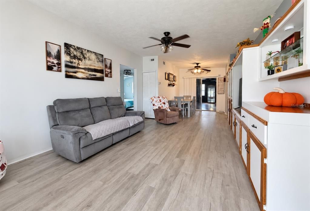 For Sale: $375,000 (2 beds, 1 baths, 1305 Square Feet)