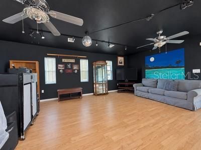 For Sale: $375,000 (2 beds, 1 baths, 1305 Square Feet)