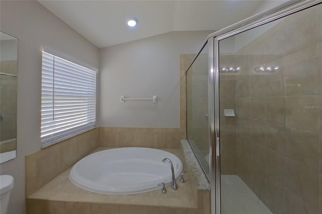 For Rent: $2,079 (4 beds, 2 baths, 2194 Square Feet)