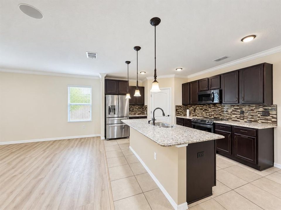 For Sale: $340,000 (5 beds, 4 baths, 1872 Square Feet)
