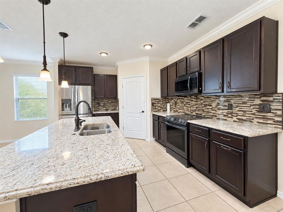 For Sale: $340,000 (5 beds, 4 baths, 1872 Square Feet)