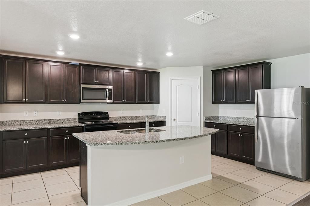 En Venta: $345,000 (5 camas, 3 baños, 1944 Pies cuadrados)