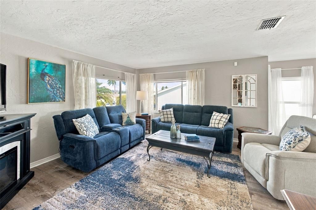 For Sale: $950,000 (3 beds, 3 baths, 2941 Square Feet)