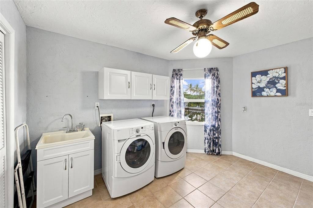 For Sale: $950,000 (3 beds, 3 baths, 2941 Square Feet)