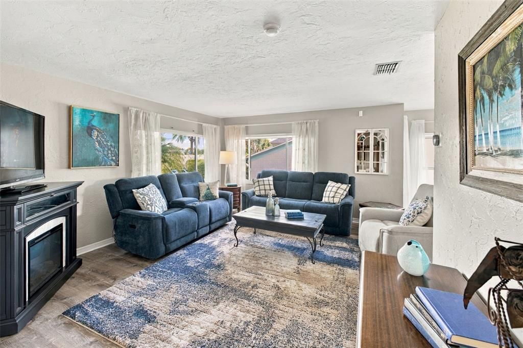For Sale: $950,000 (3 beds, 3 baths, 2941 Square Feet)
