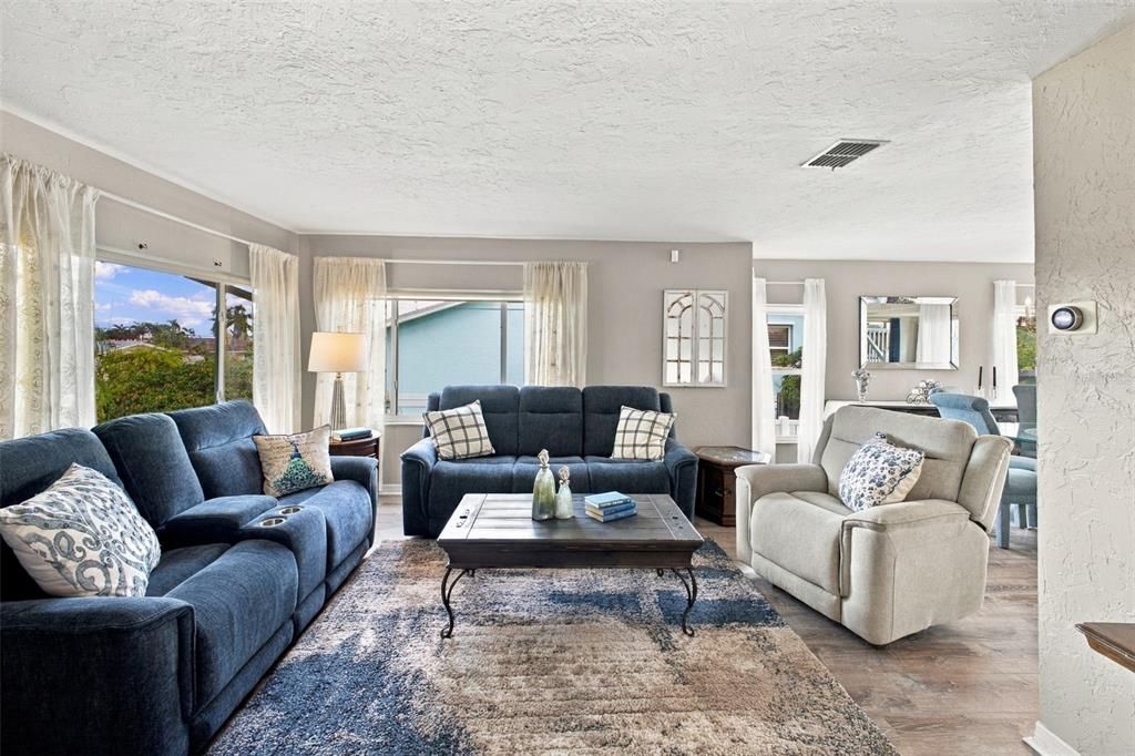 For Sale: $950,000 (3 beds, 3 baths, 2941 Square Feet)