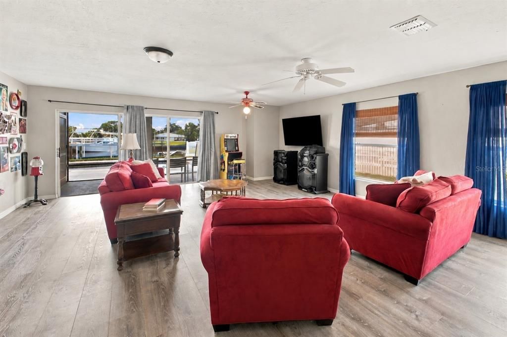 For Sale: $950,000 (3 beds, 3 baths, 2941 Square Feet)