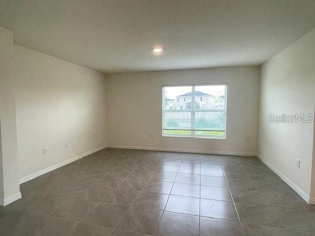 For Rent: $2,150 (4 beds, 2 baths, 1827 Square Feet)