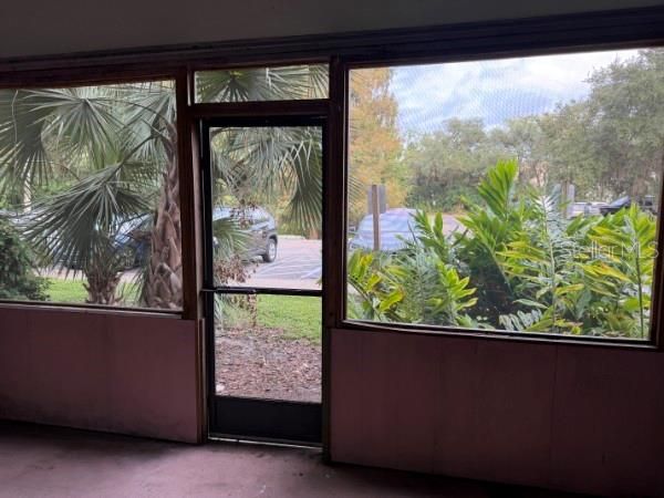 For Rent: $1,200 (1 beds, 1 baths, 702 Square Feet)