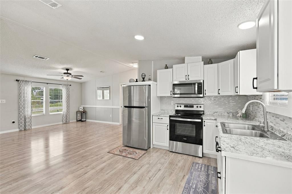 For Sale: $149,900 (3 beds, 2 baths, 1040 Square Feet)