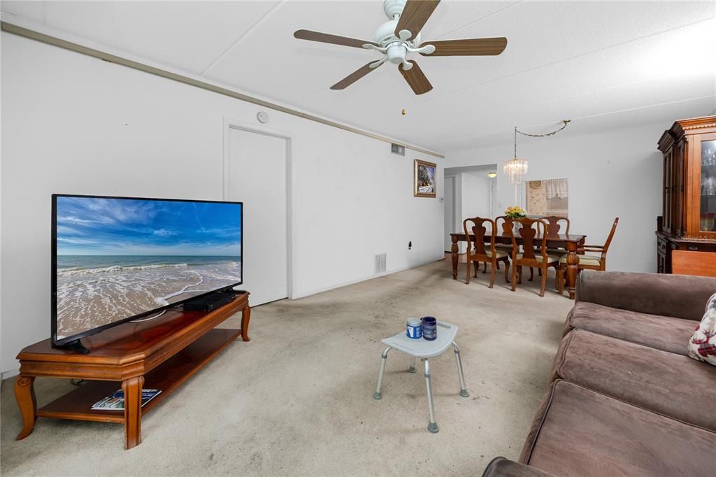 For Sale: $200,000 (2 beds, 2 baths, 1029 Square Feet)