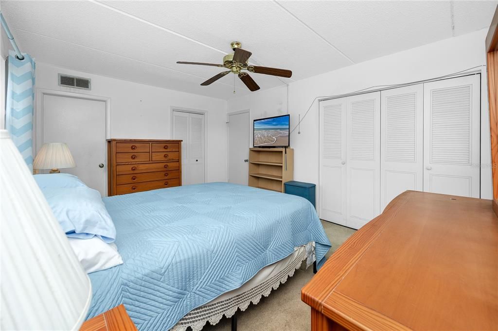 For Sale: $200,000 (2 beds, 2 baths, 1029 Square Feet)