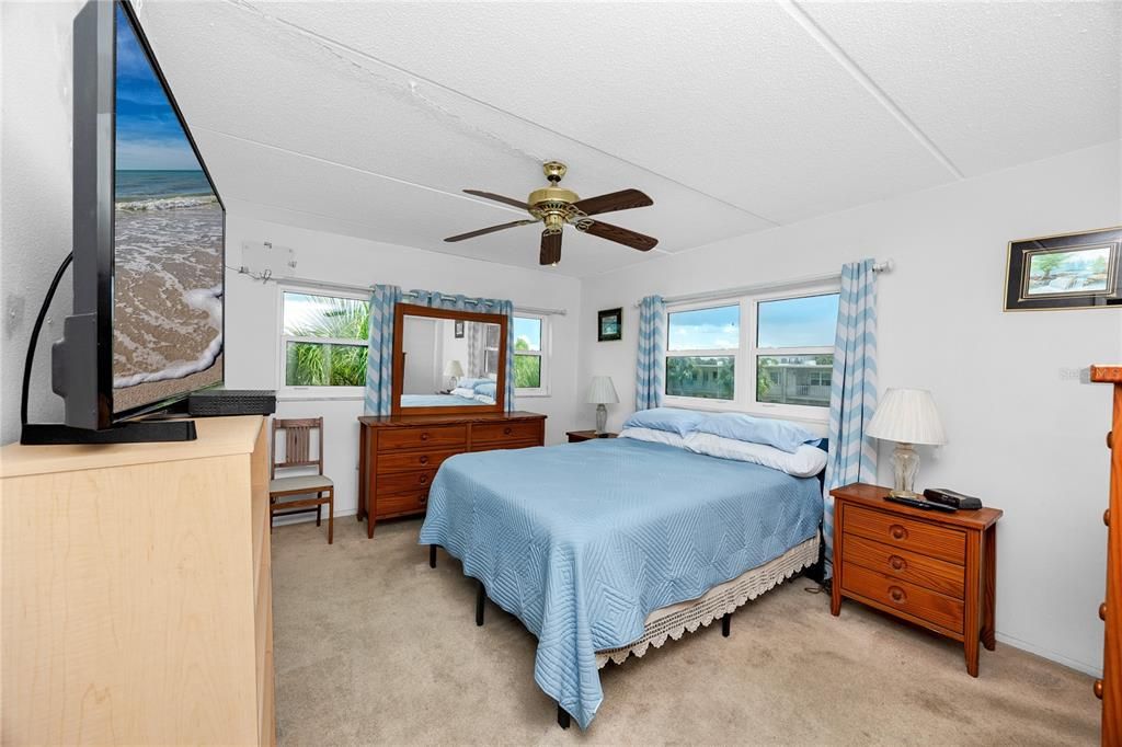 For Sale: $200,000 (2 beds, 2 baths, 1029 Square Feet)