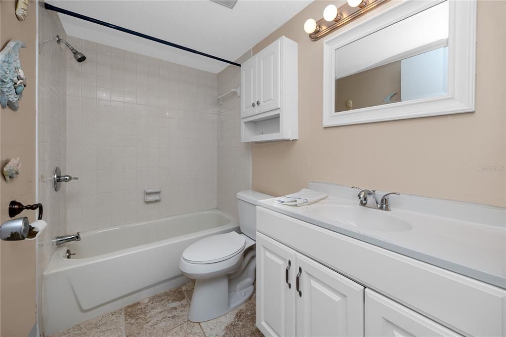 For Sale: $200,000 (2 beds, 2 baths, 1029 Square Feet)
