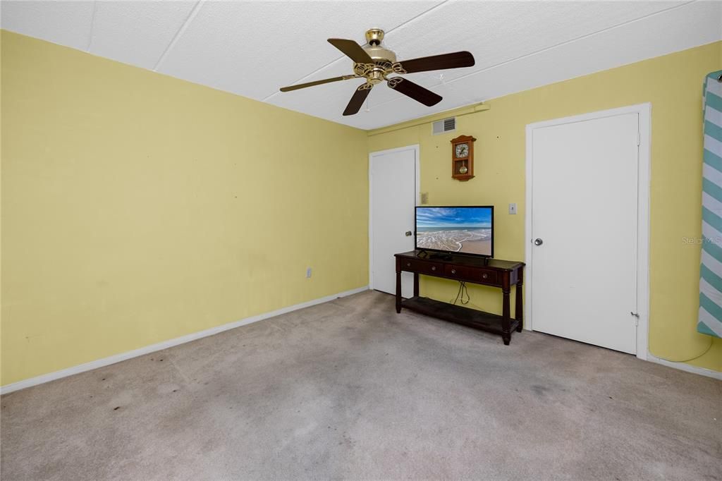 For Sale: $200,000 (2 beds, 2 baths, 1029 Square Feet)