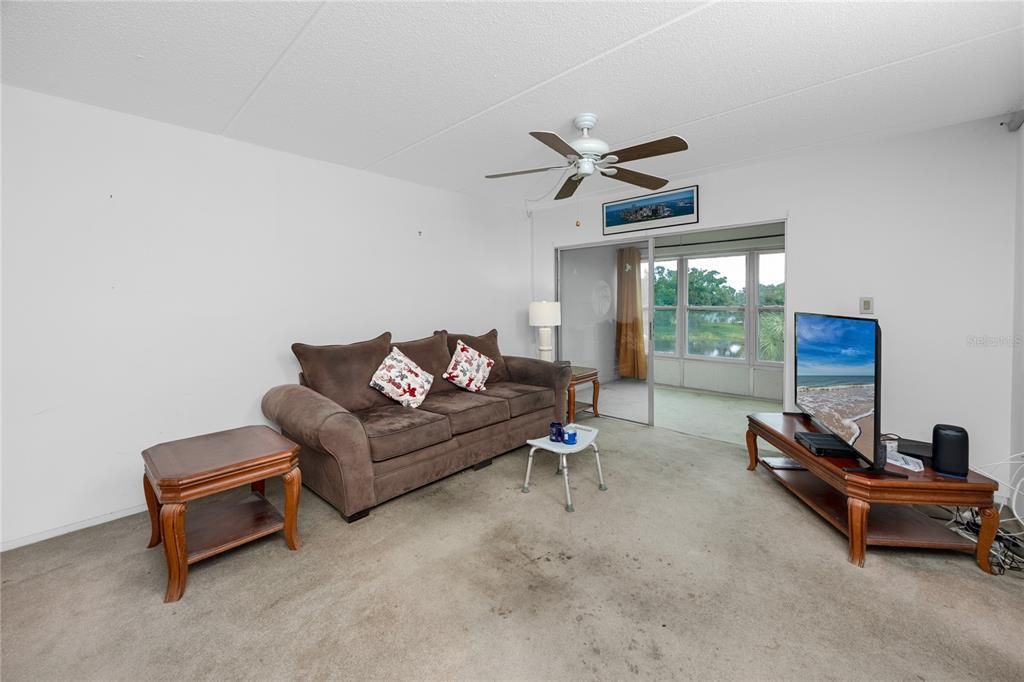 For Sale: $200,000 (2 beds, 2 baths, 1029 Square Feet)