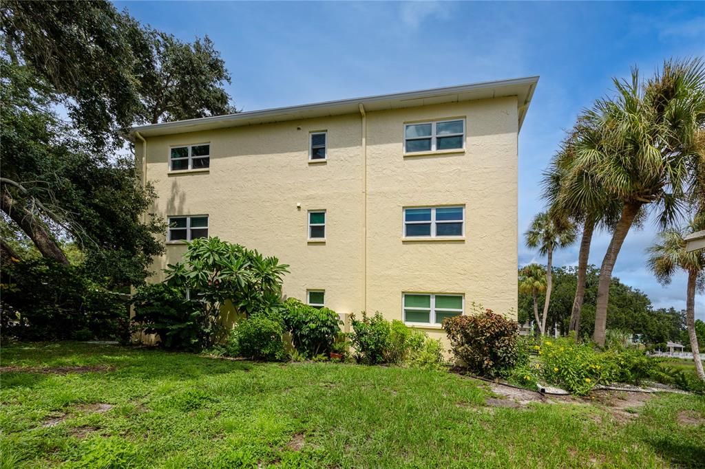 For Sale: $200,000 (2 beds, 2 baths, 1029 Square Feet)