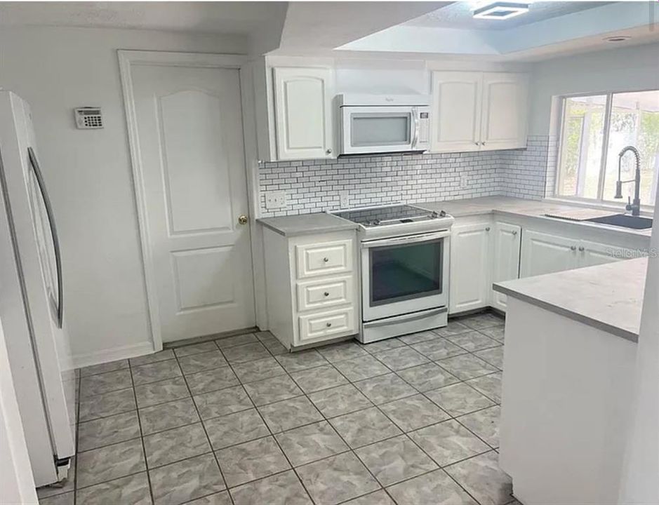 В аренду: $2,595 (4 спален, 3 ванн, 1988 Квадратных фут)