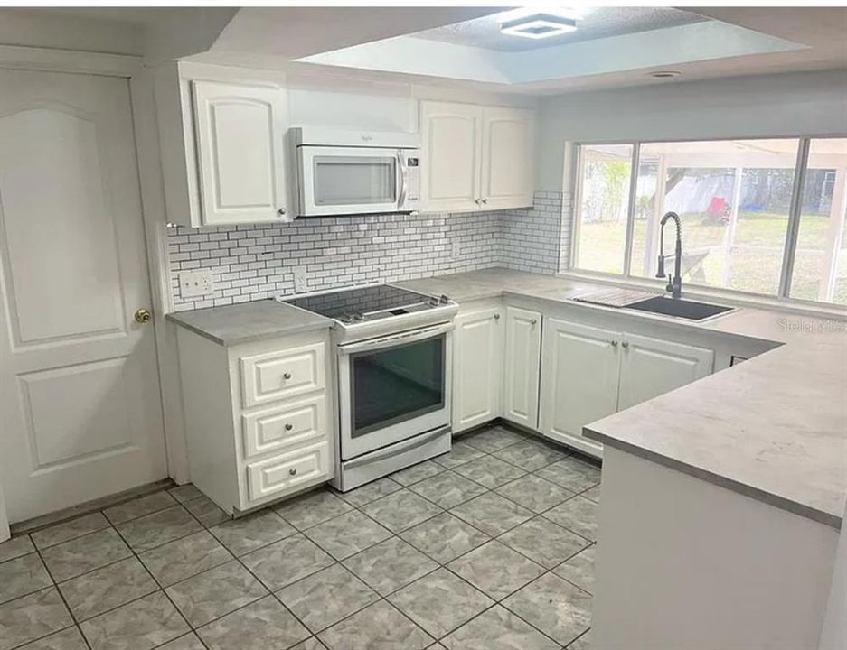 В аренду: $2,595 (4 спален, 3 ванн, 1988 Квадратных фут)