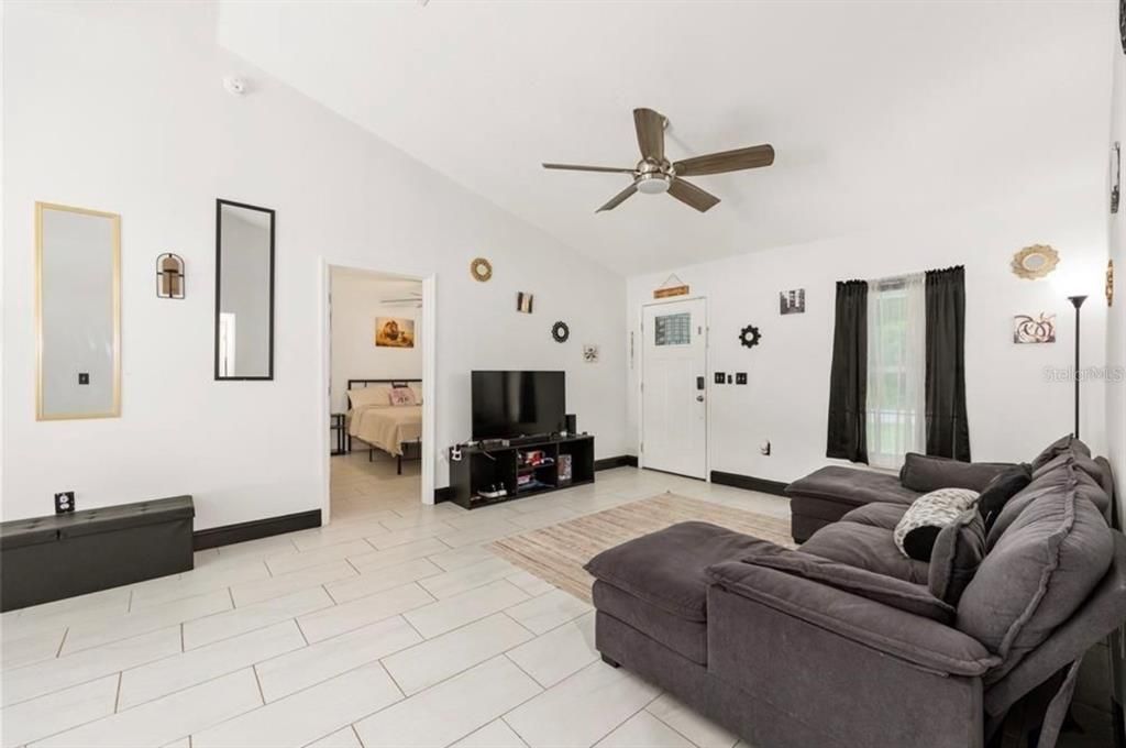 For Rent: $1,950 (3 beds, 2 baths, 1140 Square Feet)