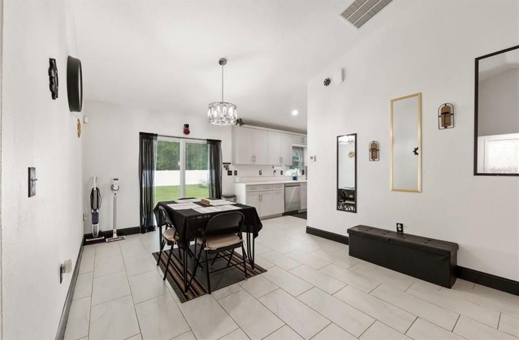 For Rent: $1,950 (3 beds, 2 baths, 1140 Square Feet)