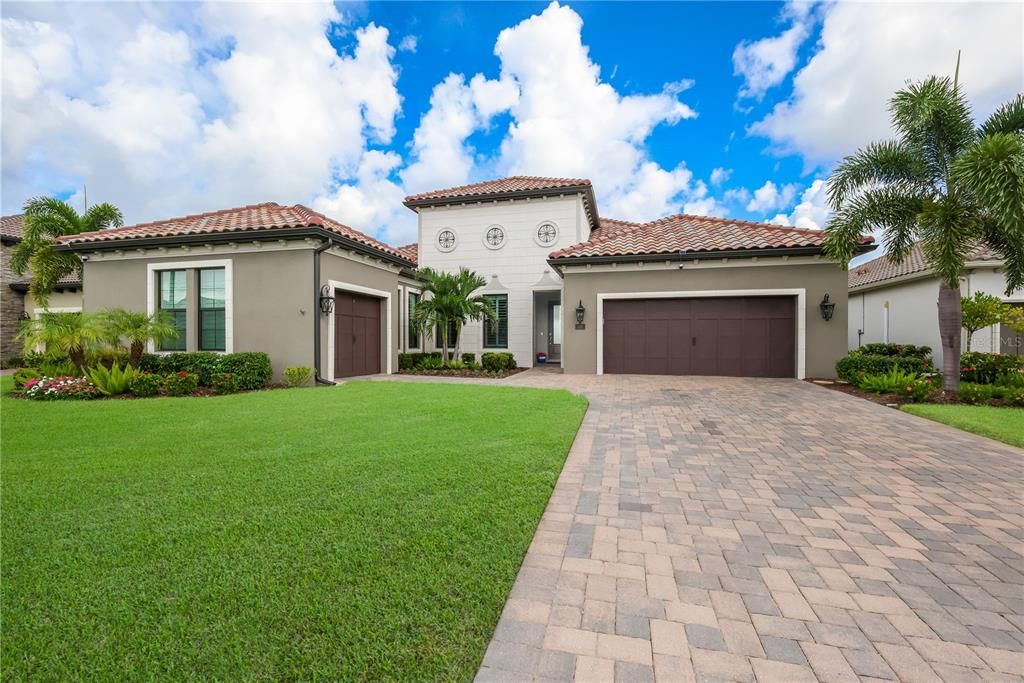 For Sale: $1,250,000 (3 beds, 2 baths, 2563 Square Feet)