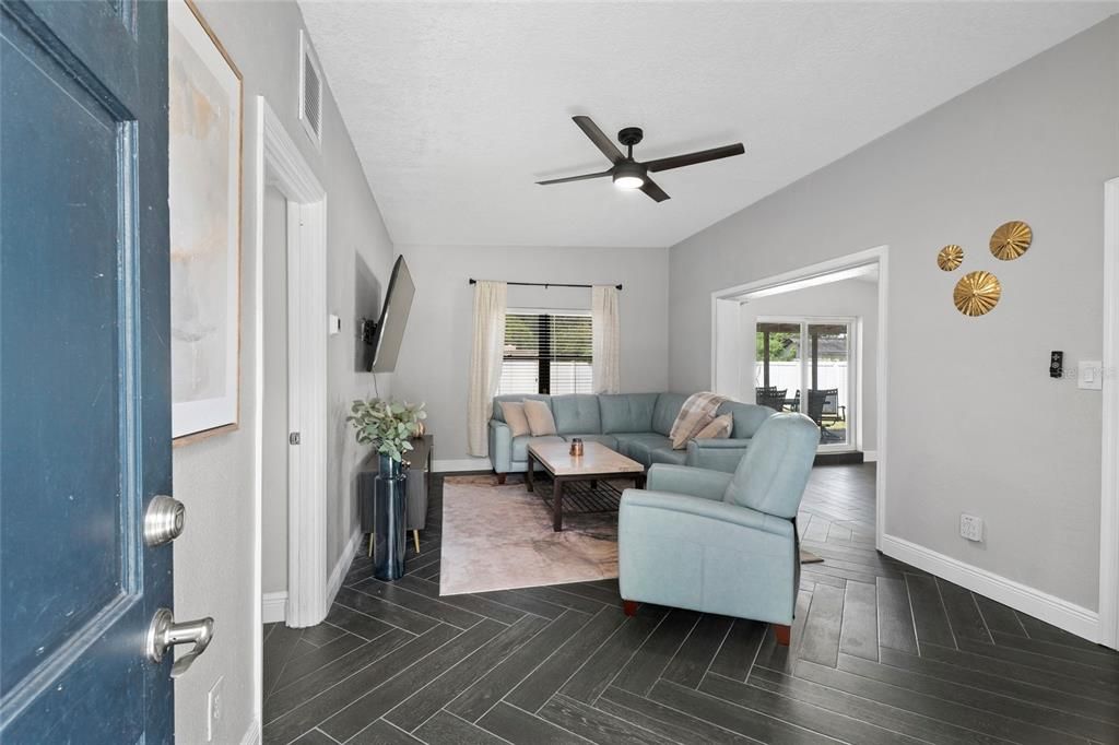 For Sale: $299,000 (3 beds, 1 baths, 1150 Square Feet)