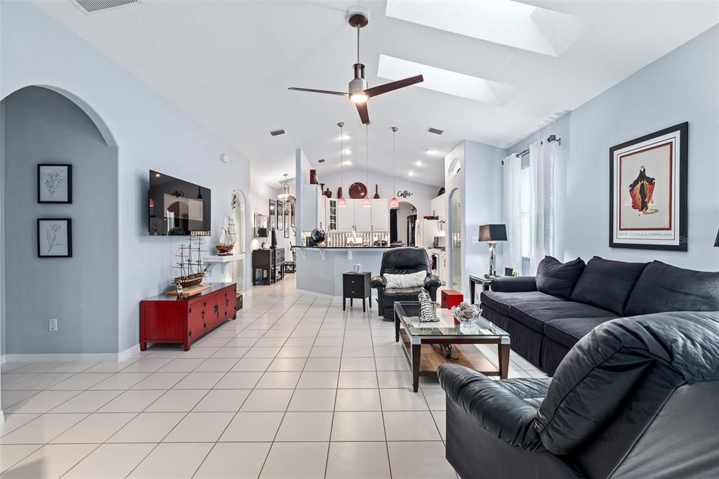 En Venta: $369,900 (3 camas, 2 baños, 2041 Pies cuadrados)